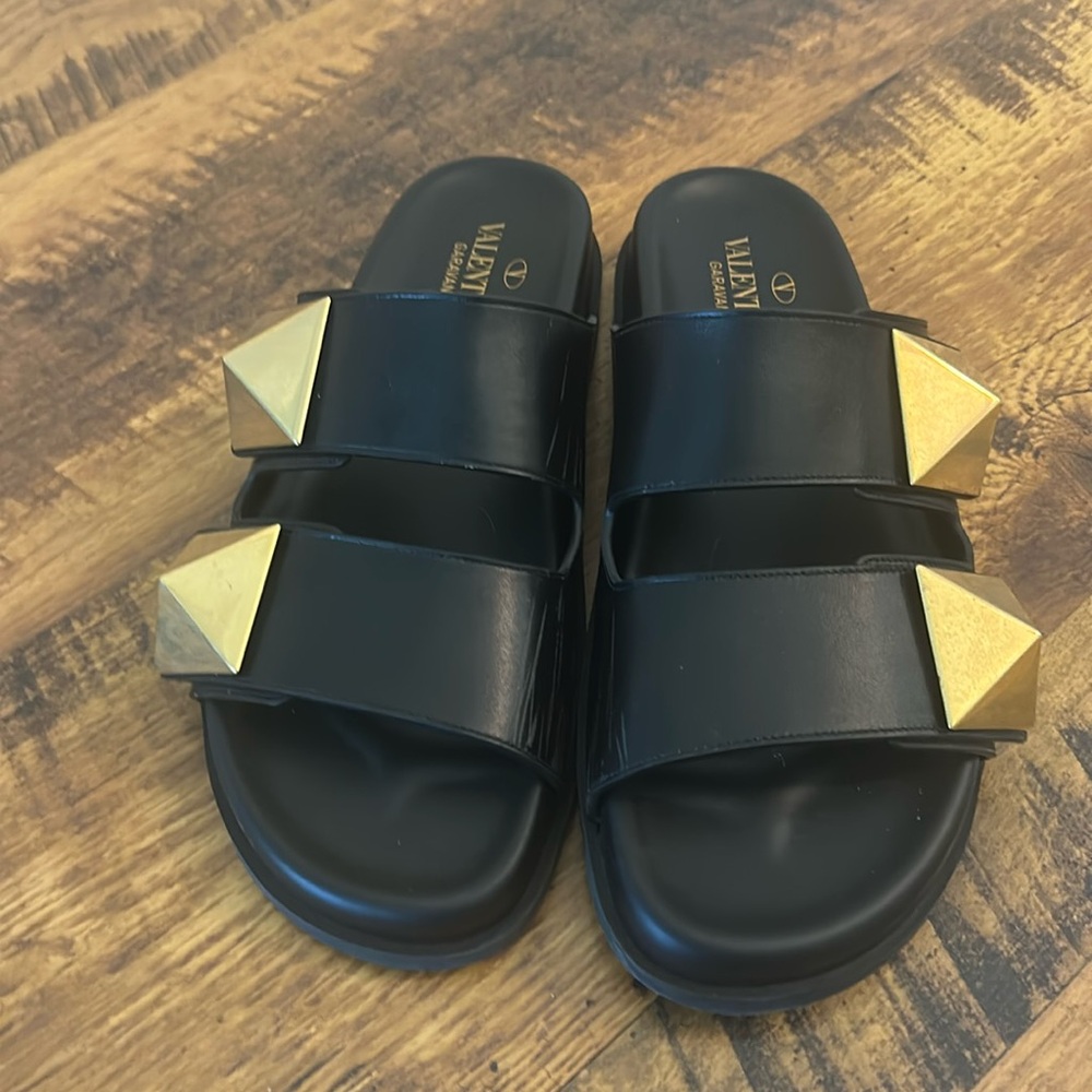 Valentino Garavani Studded Leather Slides. Size 39